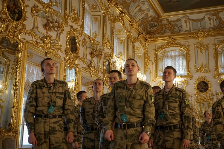 Выходной день в сердце истории: военнослужащие по призыву Военной академии Росгвардии посетили Петергоф и Петропавловский собор
