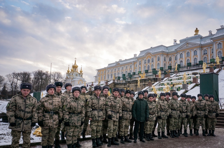 Выходной день в сердце истории: военнослужащие по призыву Военной академии Росгвардии посетили Петергоф и Петропавловский собор