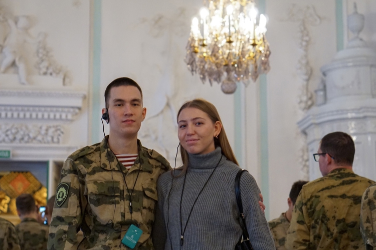 Выходной день в сердце истории: военнослужащие по призыву Военной академии Росгвардии посетили Петергоф и Петропавловский собор
