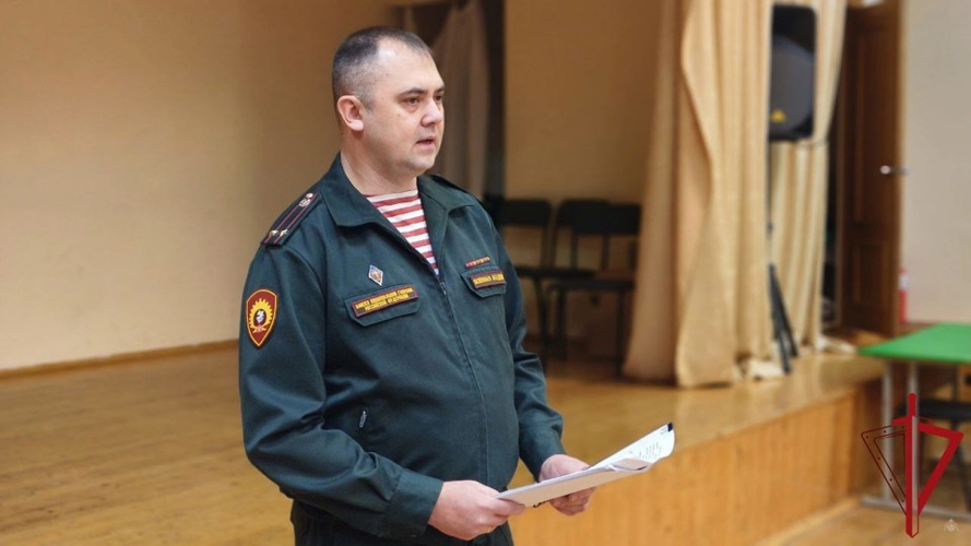 Представитель Военной академии Росгвардии провел встречу с учащимися псковского лицея