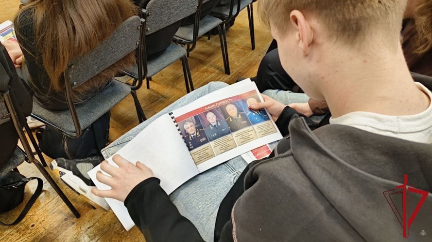 Представитель Военной академии Росгвардии провел встречу с учащимися псковского лицея
