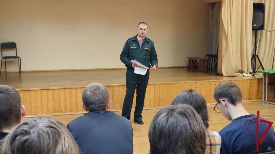 Представитель Военной академии Росгвардии провел встречу с учащимися псковского лицея