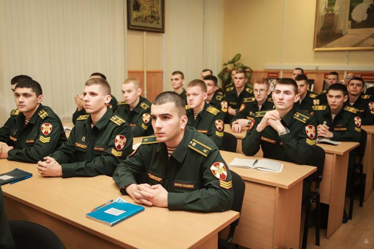 В гостях у будущих политработников писатель — участник СВО  Андрей Лисьев