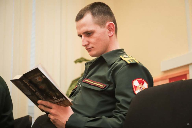 В гостях у будущих политработников писатель — участник СВО  Андрей Лисьев