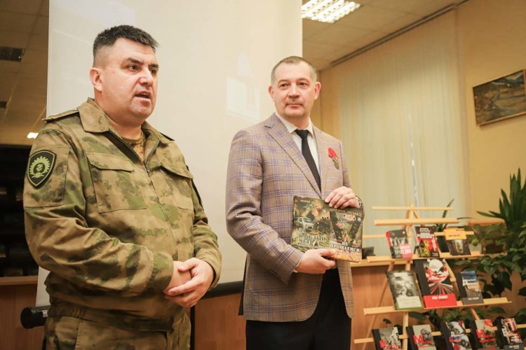 В гостях у будущих политработников писатель — участник СВО  Андрей Лисьев