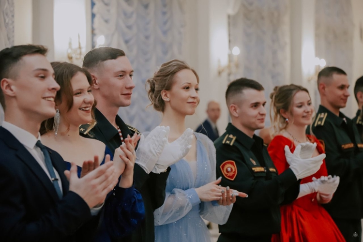 "Все на бал!", — Будущие офицеры войск правопорядка в очередной раз показали важность бальной традиции