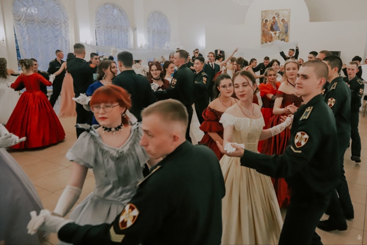"Все на бал!", — Будущие офицеры войск правопорядка в очередной раз показали важность бальной традиции