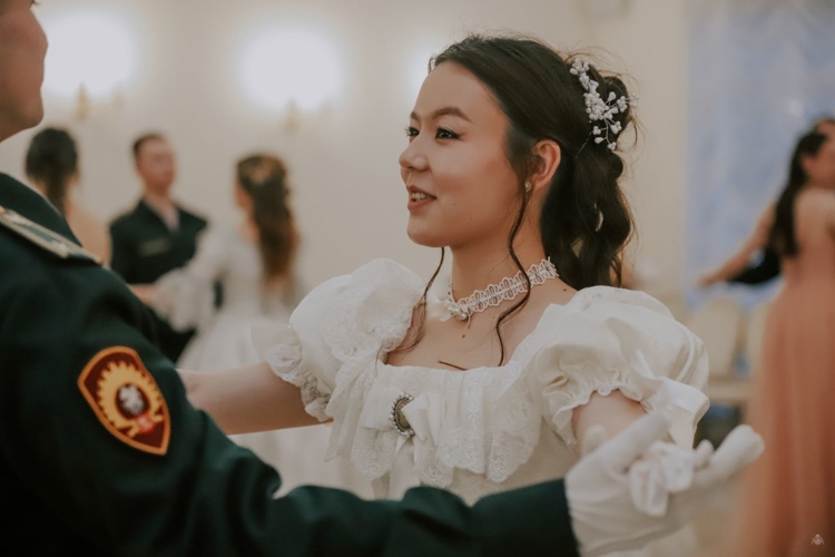 "Все на бал!", — Будущие офицеры войск правопорядка в очередной раз показали важность бальной традиции