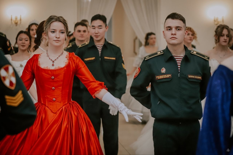 "Все на бал!", — Будущие офицеры войск правопорядка в очередной раз показали важность бальной традиции