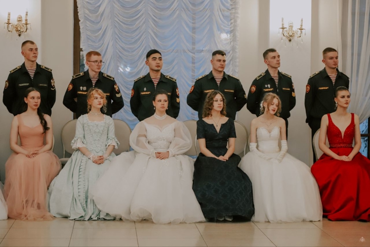 "Все на бал!", — Будущие офицеры войск правопорядка в очередной раз показали важность бальной традиции