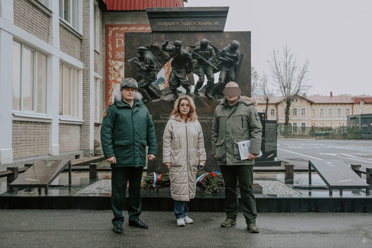 "Привет от выпускников", — офицер Управления Росгвардии по Луганской Народной Республике передал ценный подарок родному вузу