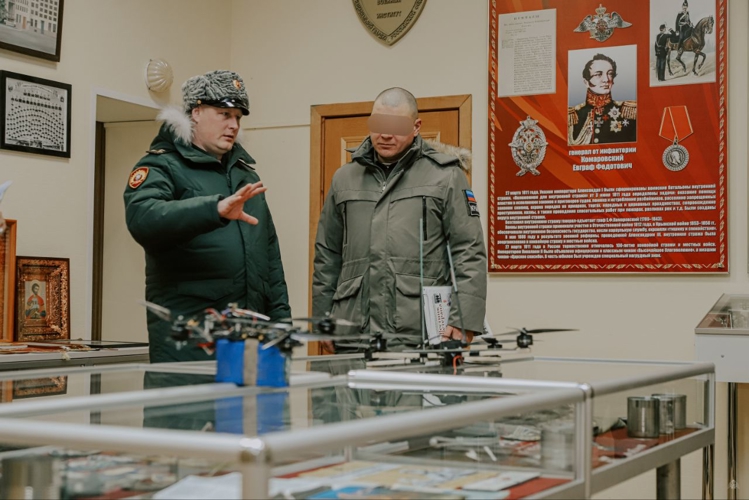 "Привет от выпускников", — офицер Управления Росгвардии по Луганской Народной Республике передал ценный подарок родному вузу