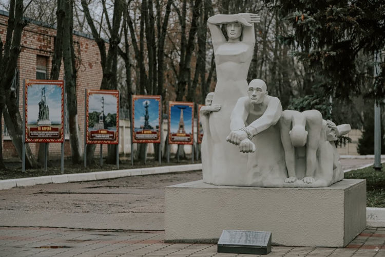 "Привет от выпускников", — офицер Управления Росгвардии по Луганской Народной Республике передал ценный подарок родному вузу
