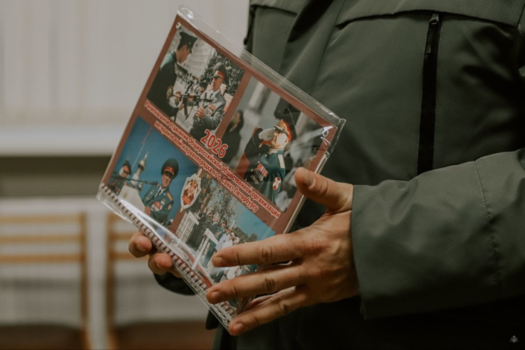 "Привет от выпускников", — офицер Управления Росгвардии по Луганской Народной Республике передал ценный подарок родному вузу