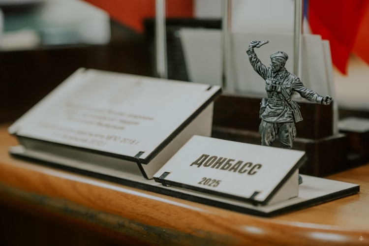 "Привет от выпускников", — офицер Управления Росгвардии по Луганской Народной Республике передал ценный подарок родному вузу