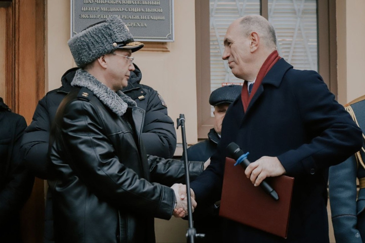 Памятную табличку основателю отечественного протезирования открыли в Санкт-Петербурге
