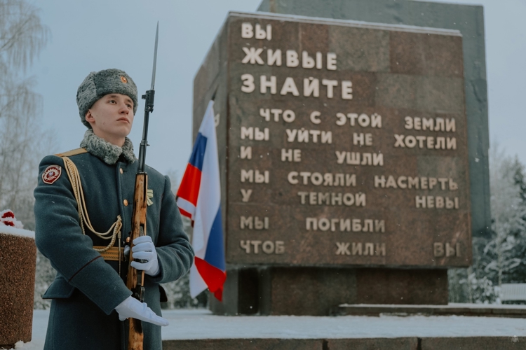 На Невском пятачке сотрудники и военнослужащие Росгвардии почтили память павших защитников Ленинграда