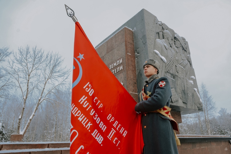 На Невском пятачке сотрудники и военнослужащие Росгвардии почтили память павших защитников Ленинграда