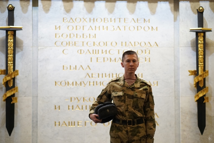 Память, высеченная в сердце: военнослужащие Военной академии Росгвардии посетили Монумент героическим защитникам Ленинграда