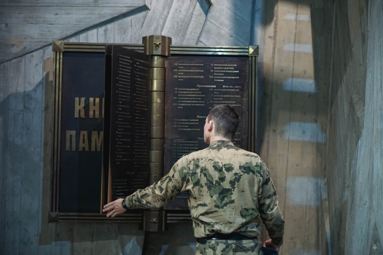 Память, высеченная в сердце: военнослужащие Военной академии Росгвардии посетили Монумент героическим защитникам Ленинграда