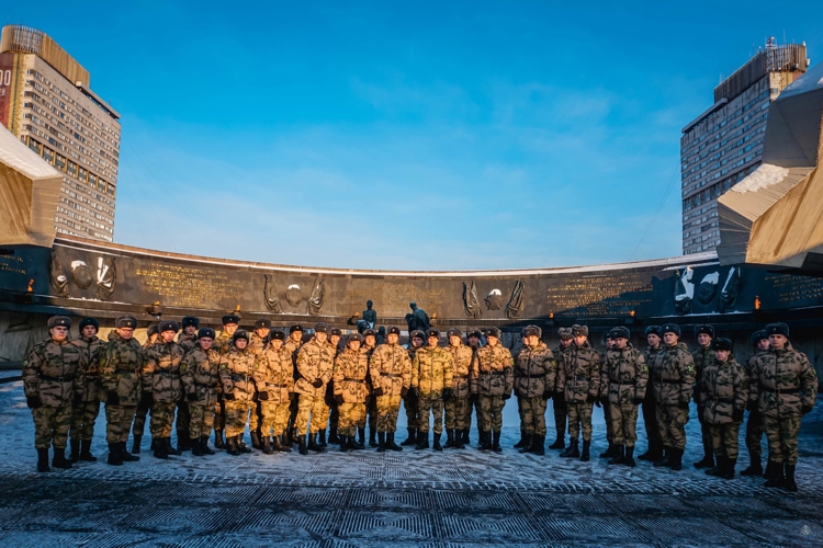 Память, высеченная в сердце: военнослужащие Военной академии Росгвардии посетили Монумент героическим защитникам Ленинграда