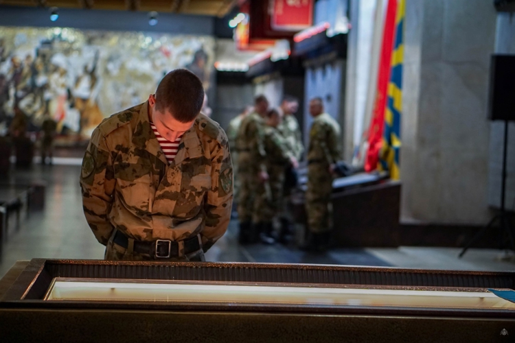 Память, высеченная в сердце: военнослужащие Военной академии Росгвардии посетили Монумент героическим защитникам Ленинграда