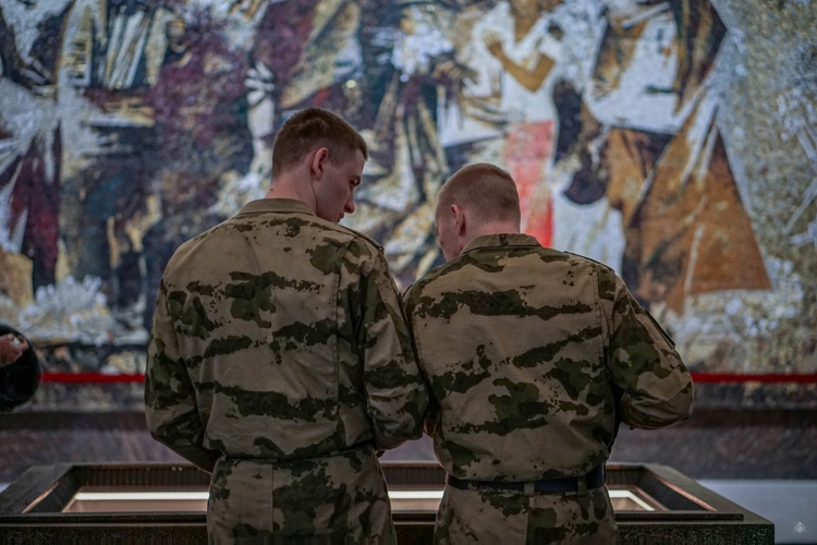 Память, высеченная в сердце: военнослужащие Военной академии Росгвардии посетили Монумент героическим защитникам Ленинграда