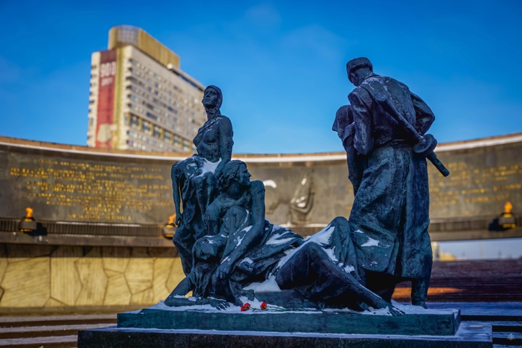 Память, высеченная в сердце: военнослужащие Военной академии Росгвардии посетили Монумент героическим защитникам Ленинграда