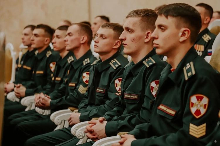 Ветеранов и военнослужащих Петербурга поздравили с грядущим Днем защитника Отечества