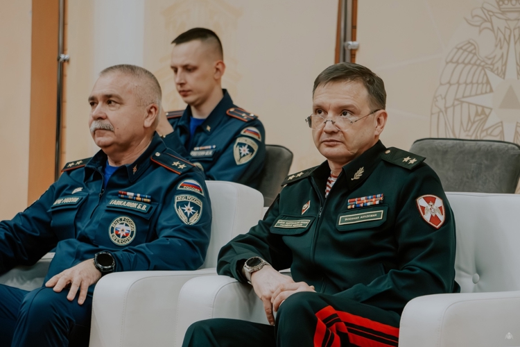 Генерал-лейтенант Андрей Кийко поздравил участников и призеров турнира по боксу в Санкт-Петербургском университете ГПС МЧС России