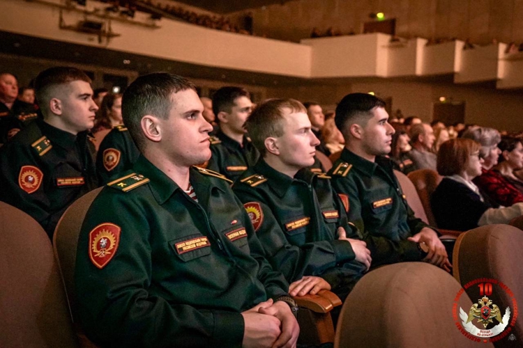 В Санкт-Петербурге в честь 10-летия Росгвардии и 215-й годовщины войск правопорядка для росгвардейцев и членов их семей состоялся праздничный концерт