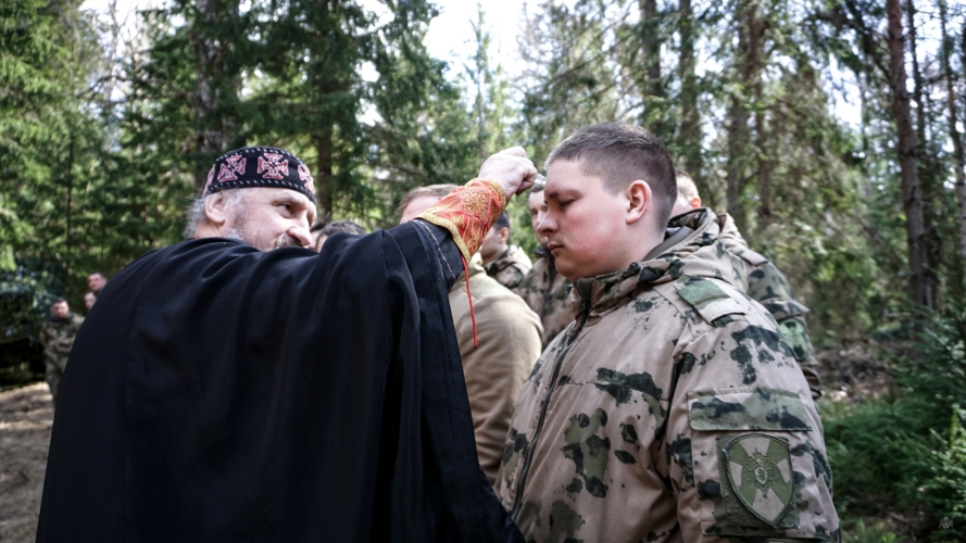 Военнослужащие батальона обеспечения учебного процесса встретили Пасху в полевых условиях — с верой, теплом и куличами