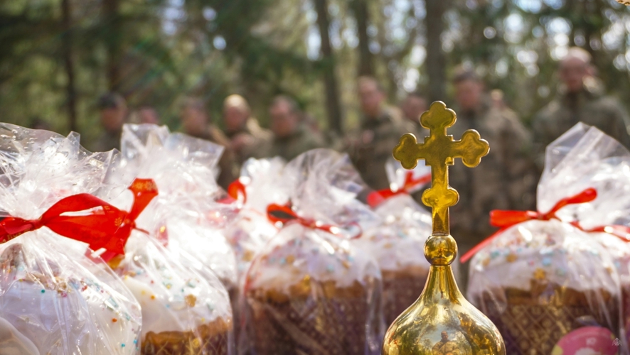 Военнослужащие батальона обеспечения учебного процесса встретили Пасху в полевых условиях — с верой, теплом и куличами