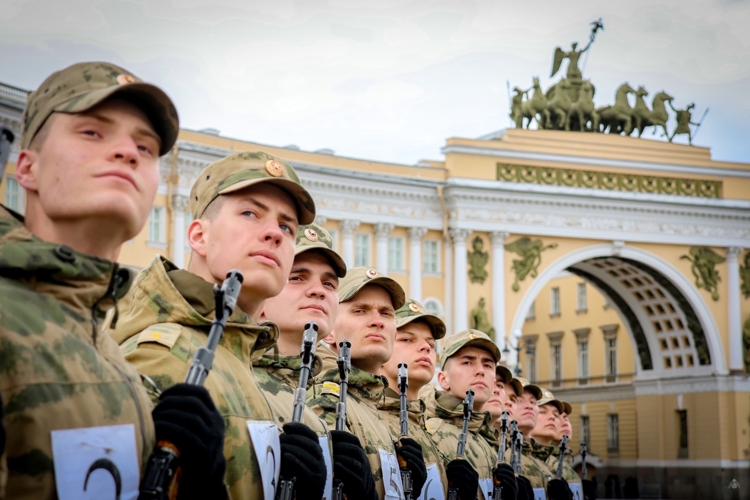 В Санкт-Петербурге курсанты Военной академии Росгвардии участвуют в репетиции Парада Победы