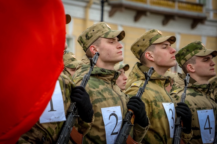 В Санкт-Петербурге курсанты Военной академии Росгвардии участвуют в репетиции Парада Победы