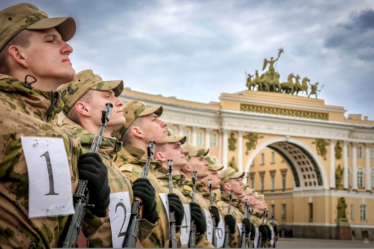 В Санкт-Петербурге курсанты Военной академии Росгвардии участвуют в репетиции Парада Победы
