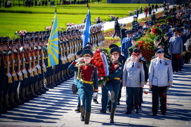 В Санкт-Петербурге росгвардейцы почтили память погибших в годы Великой Отечественной войны