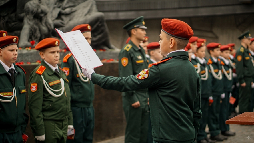 Кадеты Росгвардии дали торжественное обещание на монументе героическим защитникам Ленинграда