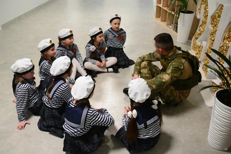 Настоящие герои — настоящим патриотам: как курсанты  и  участники СВО зажгли «Зарничку» в школе № 219