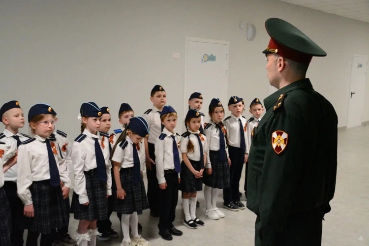 Настоящие герои — настоящим патриотам: как курсанты  и  участники СВО зажгли «Зарничку» в школе № 219