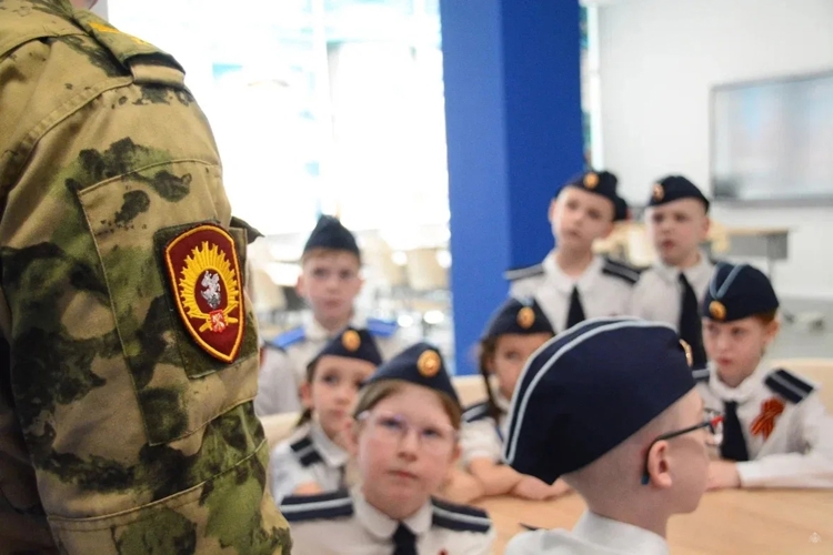 Настоящие герои — настоящим патриотам: как курсанты  и  участники СВО зажгли «Зарничку» в школе № 219