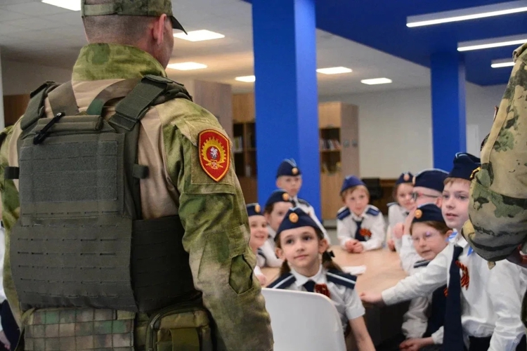 Настоящие герои — настоящим патриотам: как курсанты  и  участники СВО зажгли «Зарничку» в школе № 219