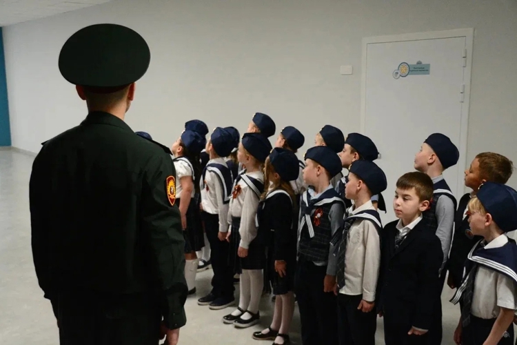 Настоящие герои — настоящим патриотам: как курсанты  и  участники СВО зажгли «Зарничку» в школе № 219