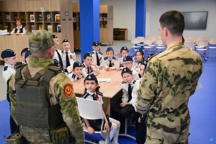 Настоящие герои — настоящим патриотам: как курсанты  и  участники СВО зажгли «Зарничку» в школе № 219
