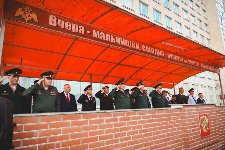 Будущим офицерам Академии войск национальной гвардии вручили лейтенантские погоны