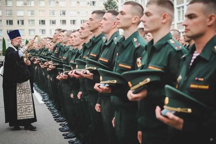 Будущим офицерам Академии войск национальной гвардии вручили лейтенантские погоны
