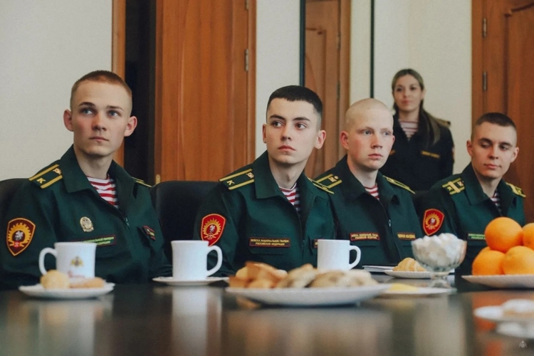 Курсантов Военной академии Росгвардии, оставшихся без попечения родителей, поздравили с Днем защиты детей