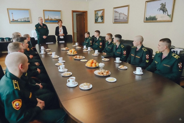 Курсантов Военной академии Росгвардии, оставшихся без попечения родителей, поздравили с Днем защиты детей