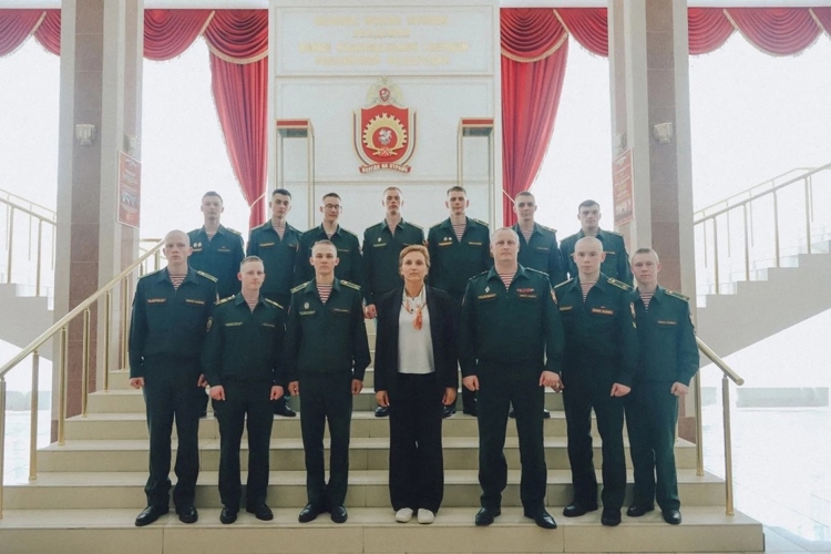 Курсантов Военной академии Росгвардии, оставшихся без попечения родителей, поздравили с Днем защиты детей