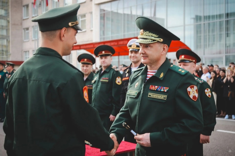 Будущим офицерам Академии войск национальной гвардии вручили лейтенантские погоны